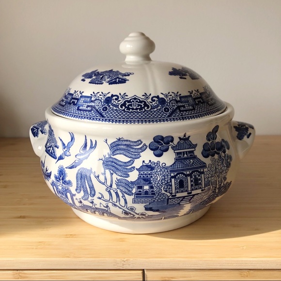 Vintage Churchill England Blue Willow Covered Casserole Serving Dish with Lid - Picture 1 of 13